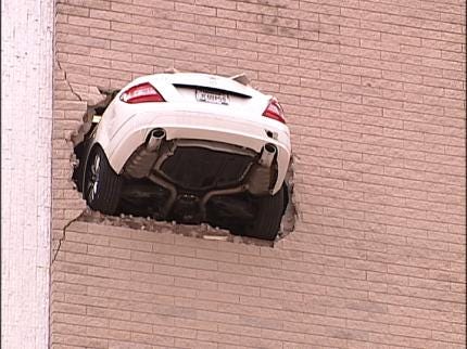 Car Hangs From 6th Floor Tulsa Parking Garage