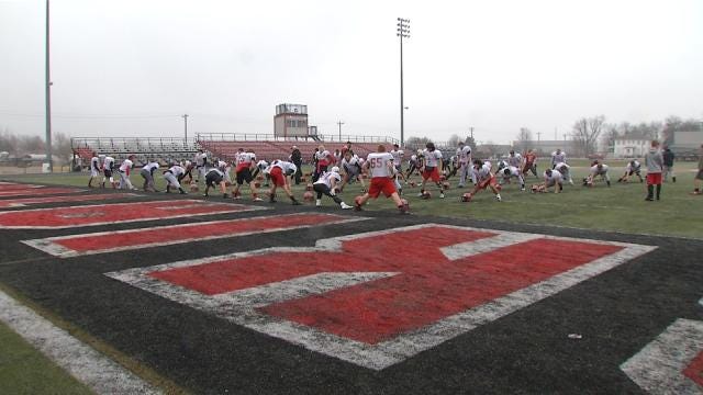Skiatook Football Team Helps Player, Family After Losing Home To Fire Skiatook Football Team Helps Player, Family After Losing Home To Fire