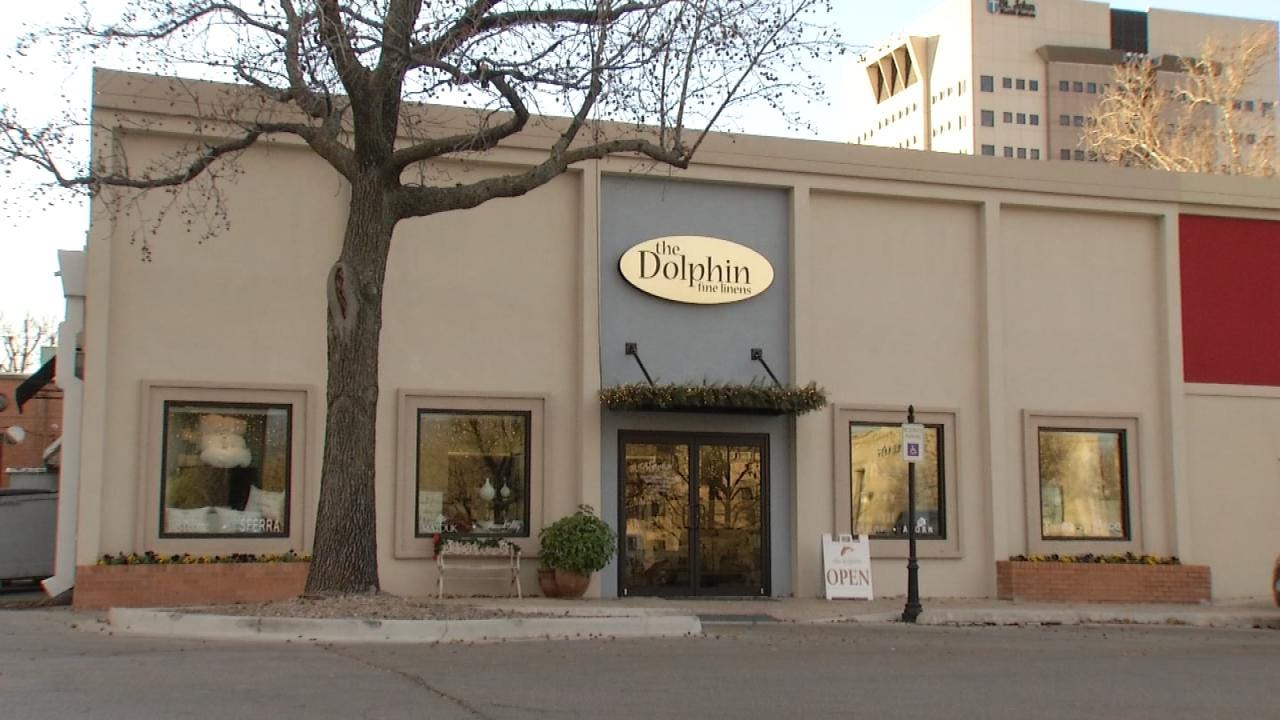 LastMinute Christmas Shoppers Flock To Utica Square Stores