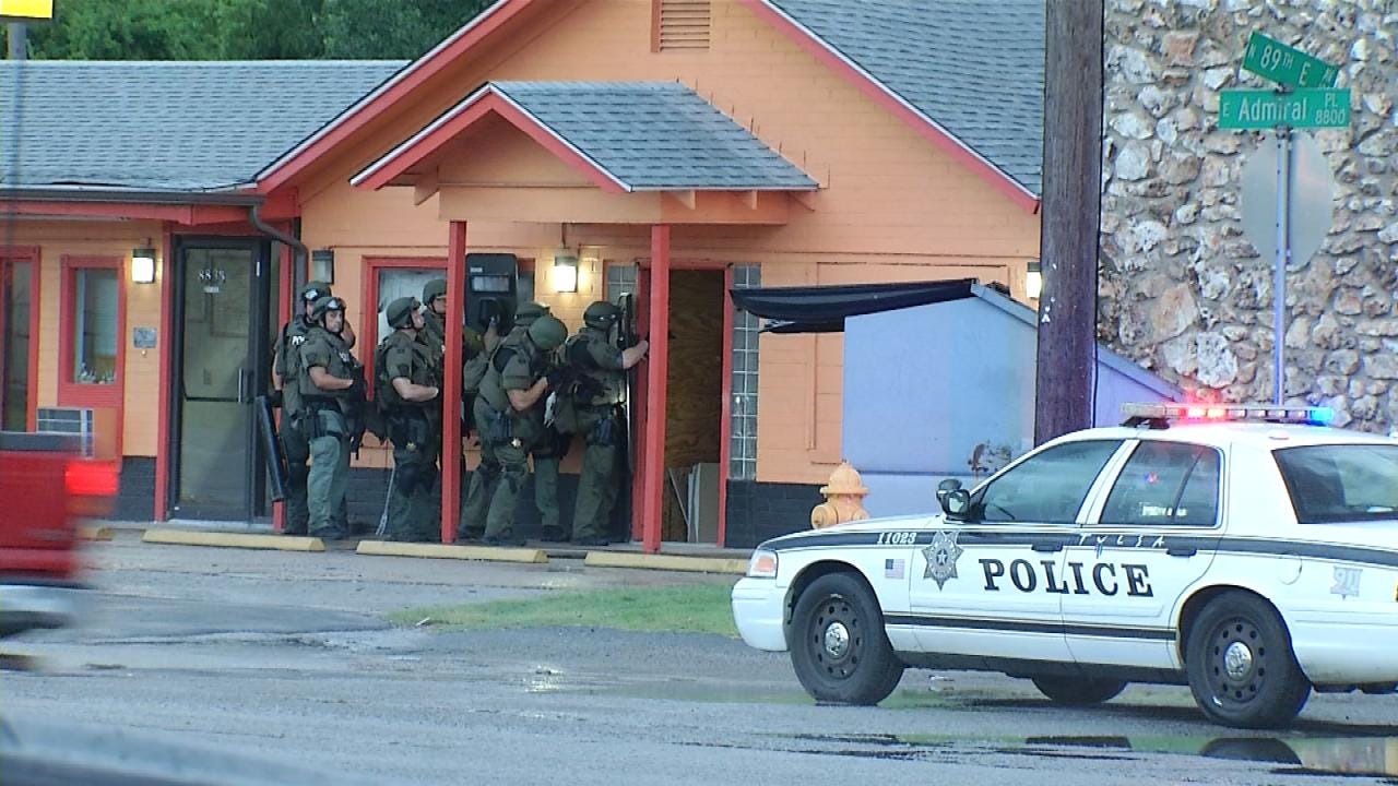 At Least Two Arrested After Police, FBI Surround East Tulsa Motel