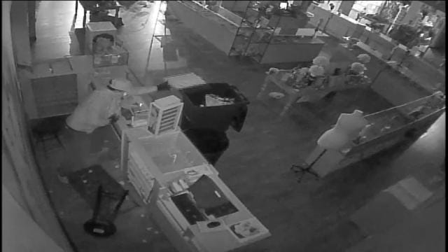 Video Shows Man Stealing Jewelry From Tulsa J. Spencer Jewelry