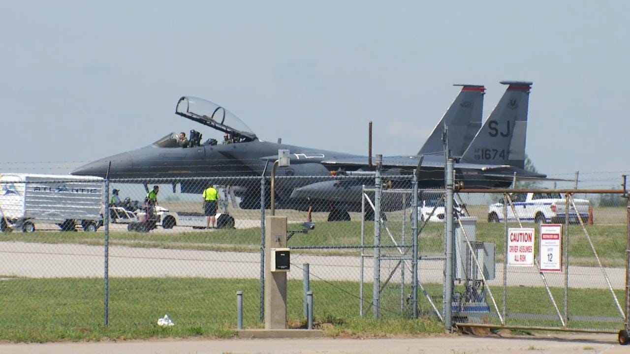 F15 Fighter Jet Makes Emergency Landing At Tulsa International Airport