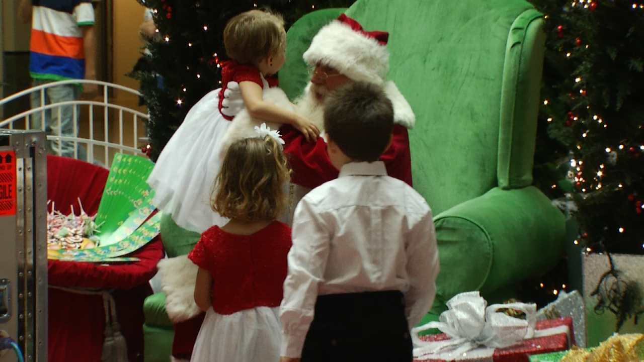 Santa Returns To Woodland Hills Mall