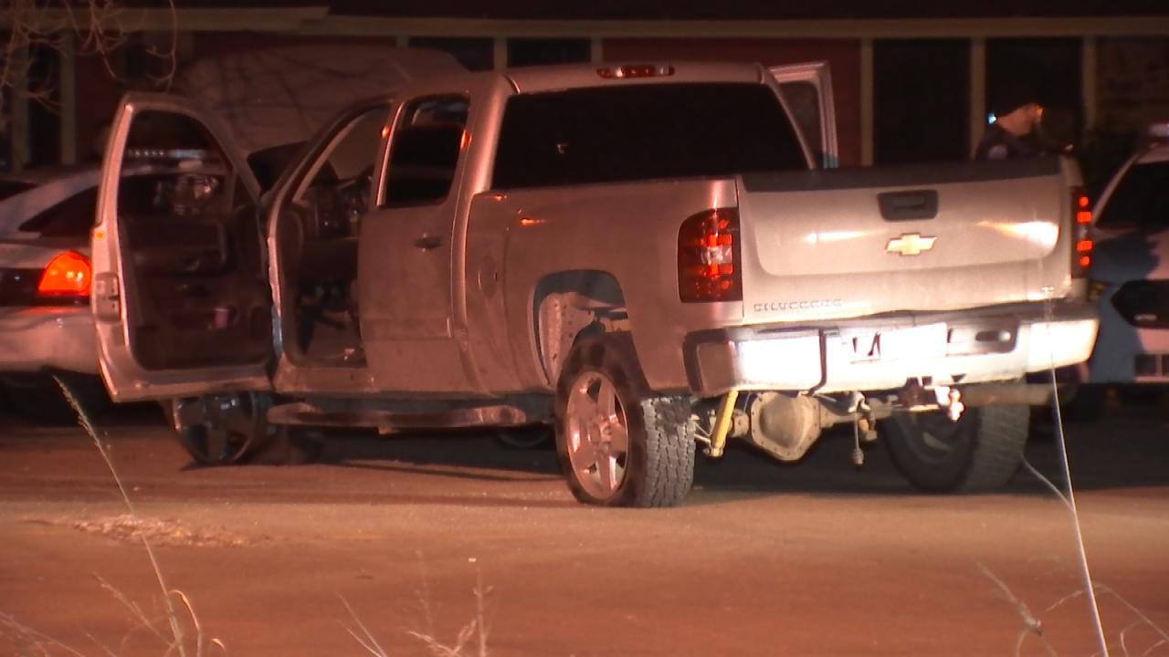 Crowd Throws Rocks At Police Following Tulsa Chase
