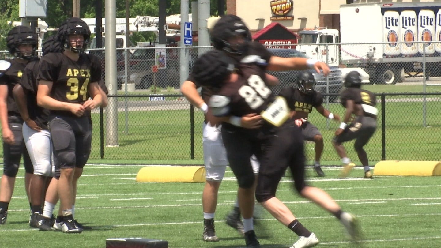 Broken Arrow Football New Helmets To Reduce Head Injuries At Practice Broken Arrow Football New Helmets To Reduce Head Injuries At Practice