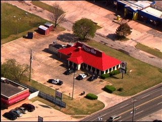 Pizza Hut robbed at gun point