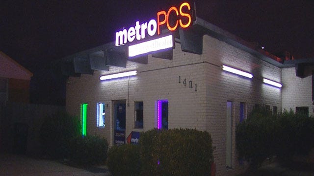 Police Seek Suspects In OKC Cellphone Store Burglary