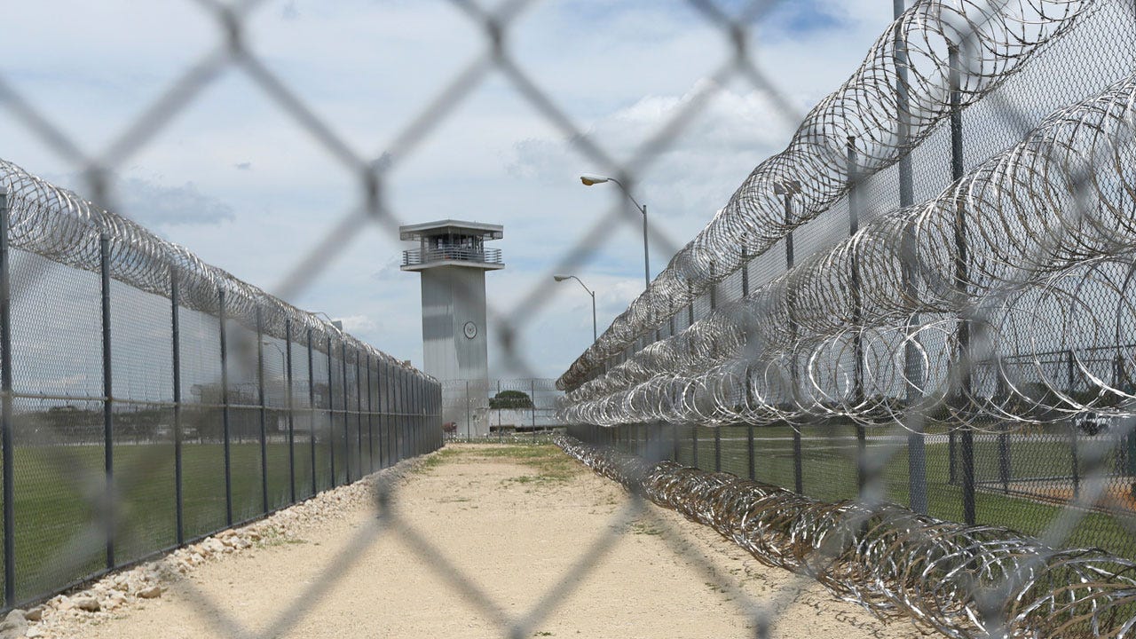 Federal Prison Employees Criticize Outbreak Response